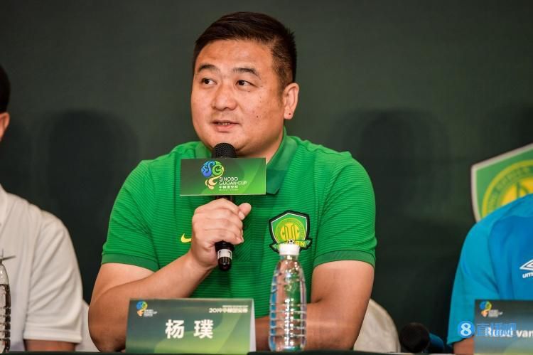 董若琳吓了一跳，手忙脚乱至极，也没反应过来，忘记了踩刹车，于是她的车还在继续向后倒。